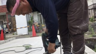 棟梁と企業研修生と嫁さんと土間の斫り