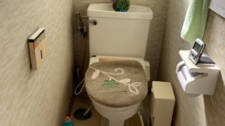 棟梁と企業研修生でトイレの改修工事