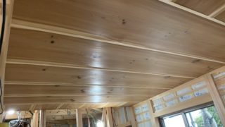 続いて居間の天井・・・無垢材