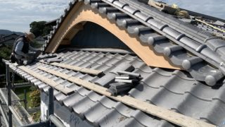 屋根屋さんも大変です。