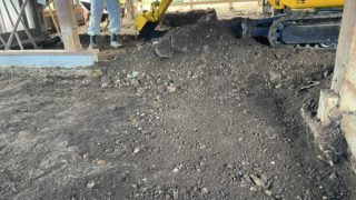 床下の土の鋤取り