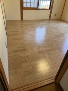 乾燥や気温差による伸縮が起きやすい無垢材の木目イメージ