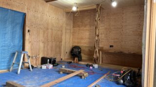 壁は耐震補強、天井は無垢材で