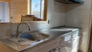 現場ではキッチンの取り付け