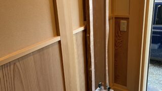 玄関で見なりを整えるためのすがたみ（鏡）