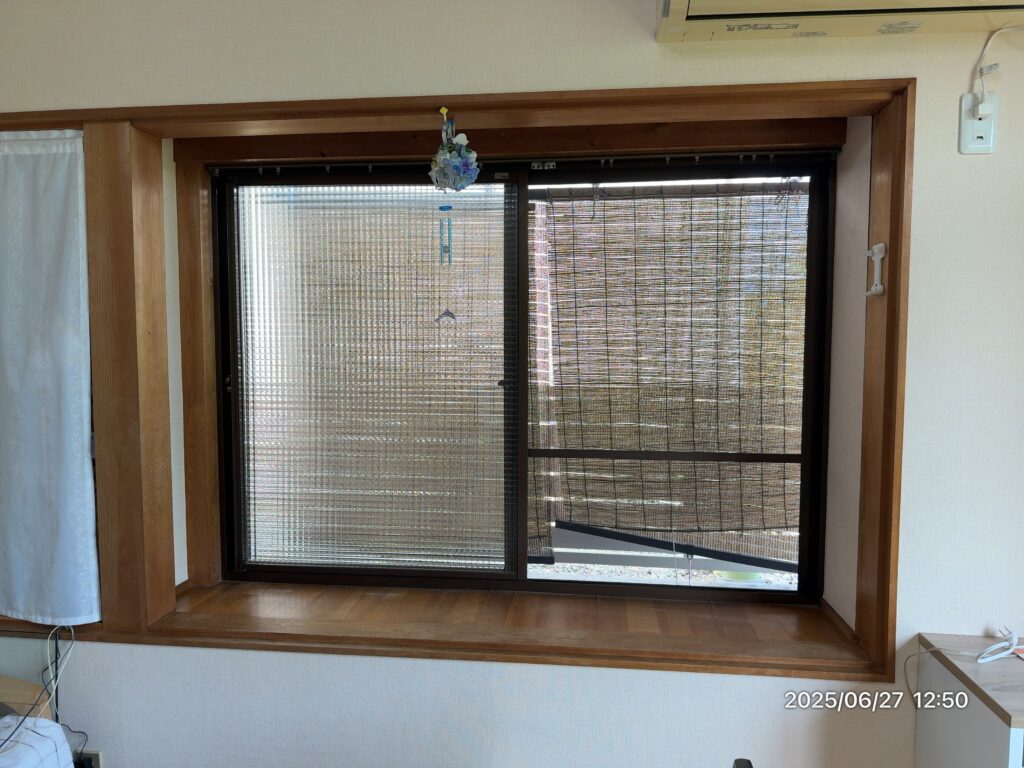 内窓設置前の窓・別アングルのビフォー写真｜豊橋市省エネリフォーム