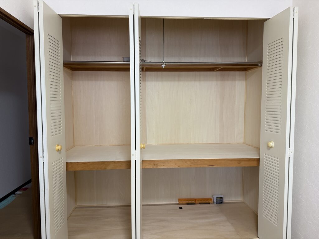 マンションの造作リフォーム:大工が使いやすく修復した押し入れの棚板と収納スペース