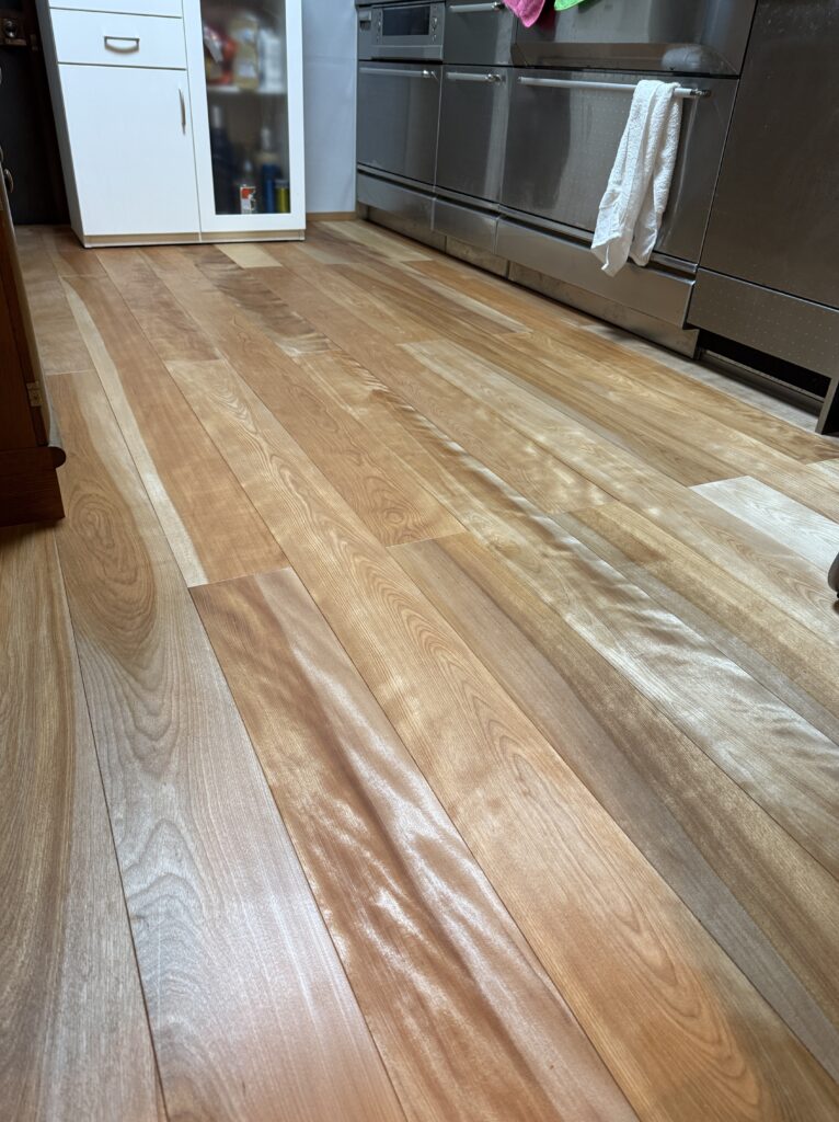 ながら加藤建築オリジナルの水目桜のフローリングの施工例