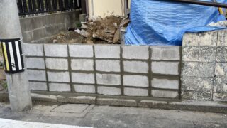 解体工事に向けての準備を職人と土留め工事