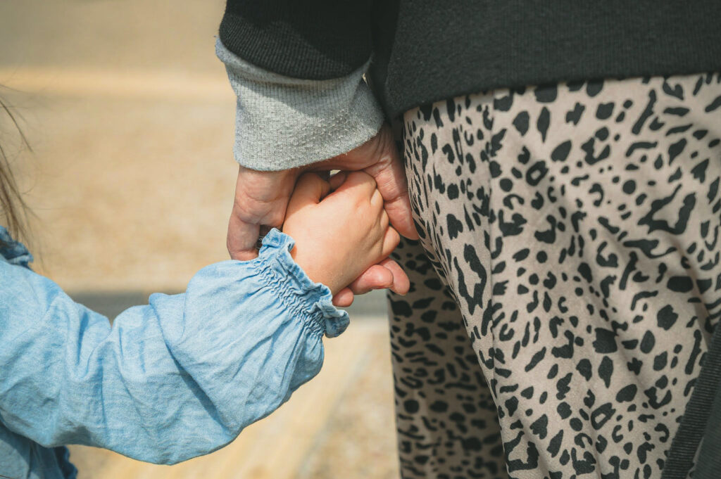 子供夫婦の中古住宅選びを心配そうに見守る親世代。大工の技術的な裏付けによって家族全員が安心する様子