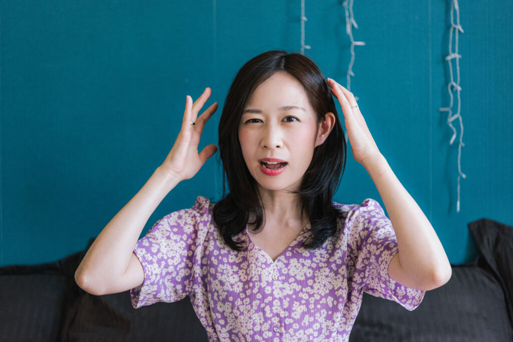 リフォーム費用の見積もりや資金計画を立てる様子。購入前に「直すための現実的な予算」を把握する重要性