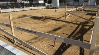 終の棲家の地鎮祭も終わり、家の位置決めをして基礎工事が始まりました。