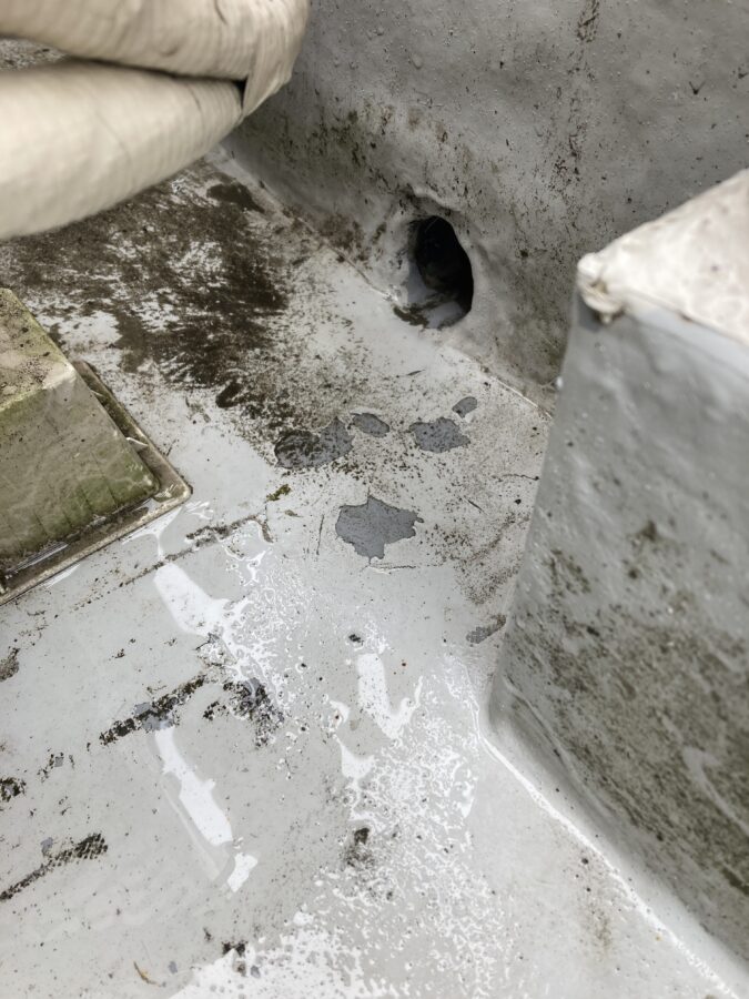 岡崎市のベランダ排水口の詰まりとカビ汚れ