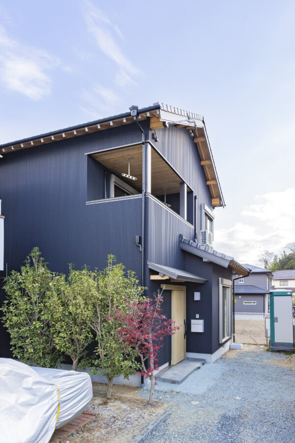 豊橋市I様邸の新築外観、黒いガルバリウム外壁の日本家屋
