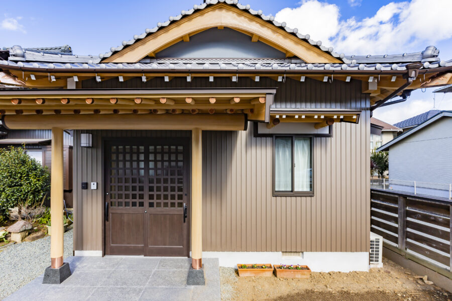 豊川市の新築住宅・K様邸の外観、瓦屋根と杉の破風板