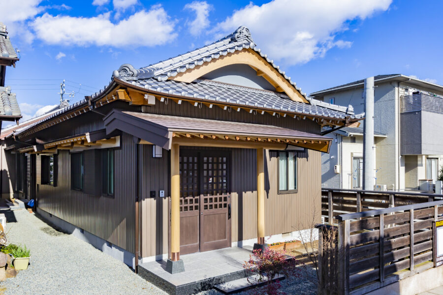 豊川市の新築住宅、瓦屋根と和風外観全景